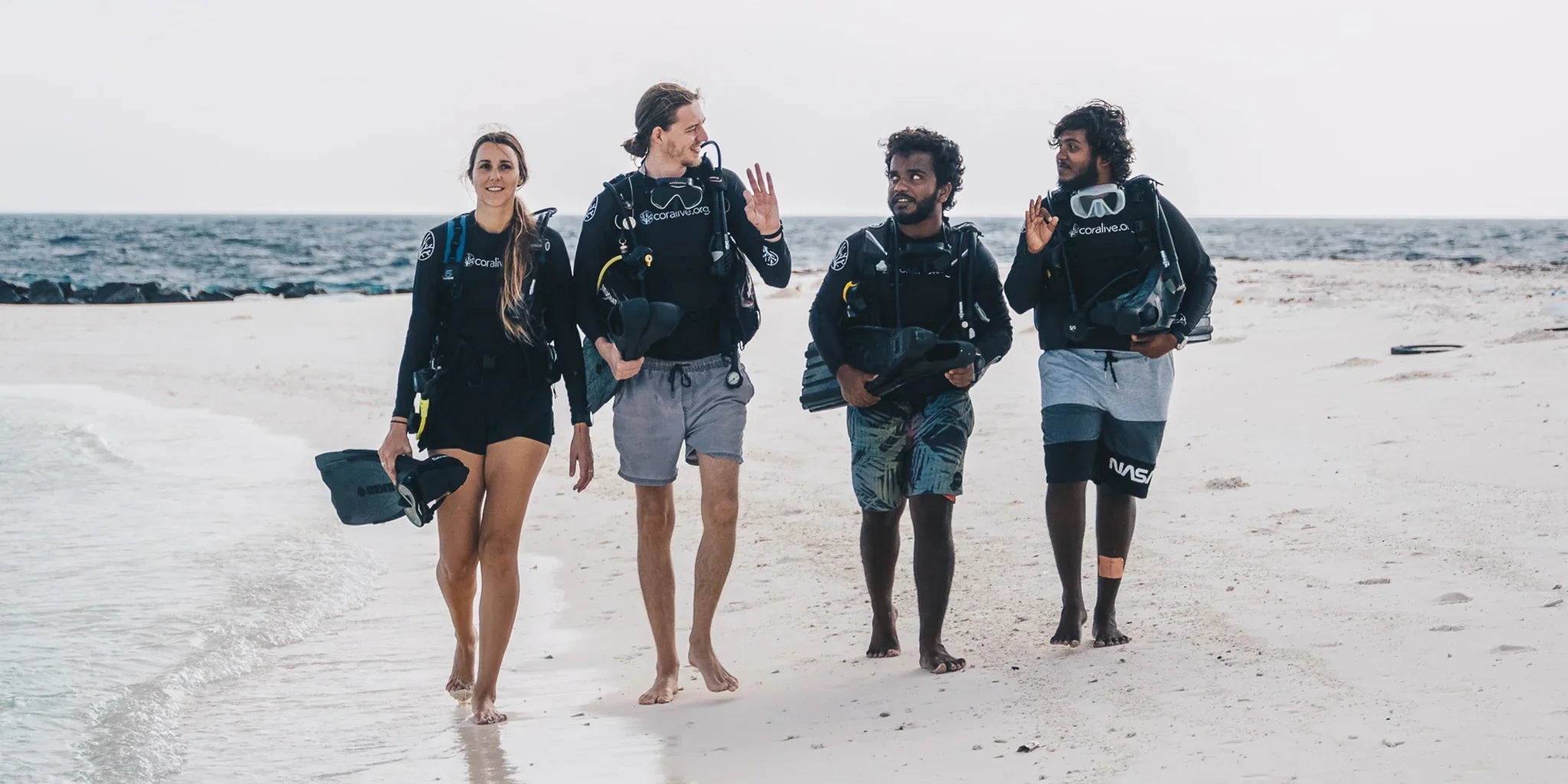 Eine Gruppe Taucher am Strand