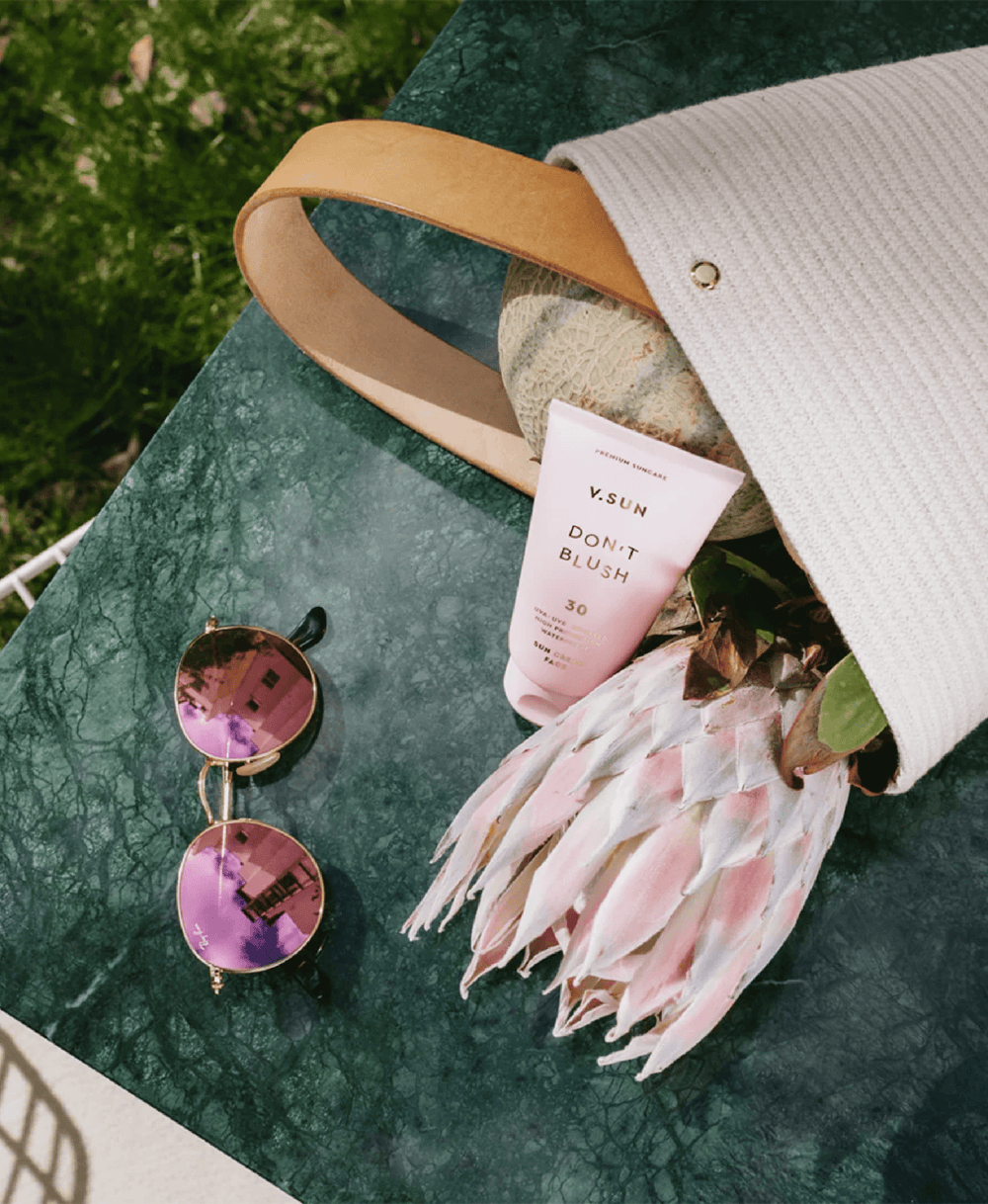 Sonnenschutzcreme von V.SUN in Kombination mit einer Strandtasche