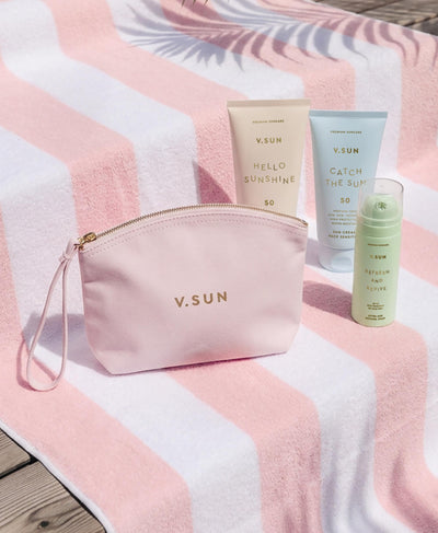 V.SUN Travel Set mit rosa Kosmetiktasche, gestreiftem Handtuch und Sonnenschutz-Produkten